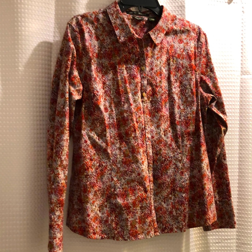 Eddie Bauer wrinkle resistant stretch button down top
